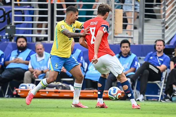 Bruno Guimaraes là một tiền vệ toàn diện. Ảnh: Getty Images.
