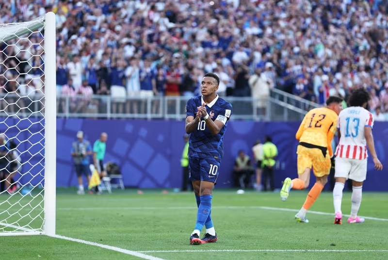 Kylian Mbappe bị nghị sĩ Paraguay phân biệt chủng tộc sau chiến thắng ở vòng 16 đội. Ảnh: FIFA.com.