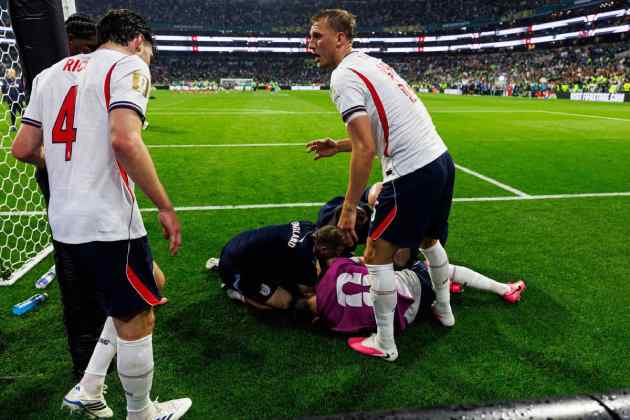Jordan Henderson trải qua ca phẫu thuật thành công sau chấn thương hy hữu. Ảnh: Getty Images.