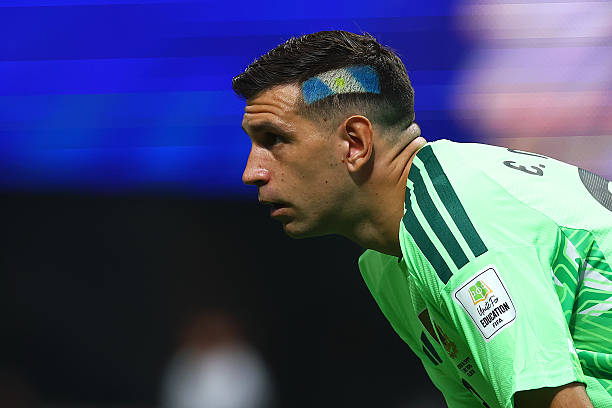 Emiliano Martinez – 6.3 điểm: Người gác đền của tuyển Argentina có một ngày thi đấu khá nhàn rỗi trong phần lớn thời gian và không thực hiện bất kỳ pha cứu thua nào. Anh hoàn toàn bất lực và không thể làm gì hơn trong cả hai bàn thua của đội nhà. Ảnh: Getty Images.
