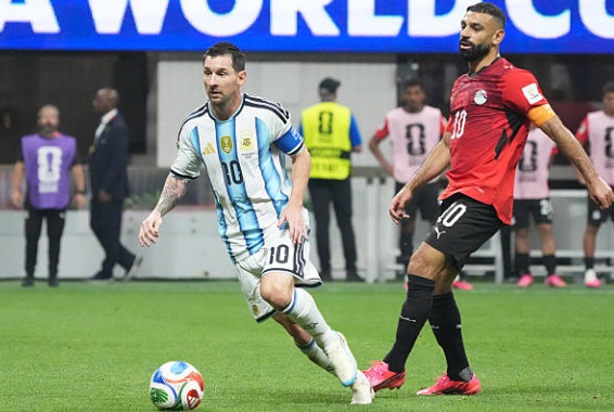 Salah bức xúc sau trận thua Argentina. Ảnh: Getty Images.