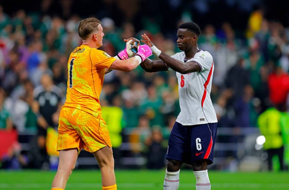 Không chỉ tài năng, Pickford còn là một thủ lĩnh nơi hàng phòng ngự. Ảnh: Getty Images.