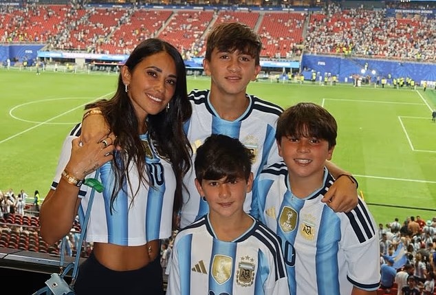 Ảnh bài viết Vợ Messi vỡ òa cảm xúc sau màn ngược dòng kinh điển của Argentina