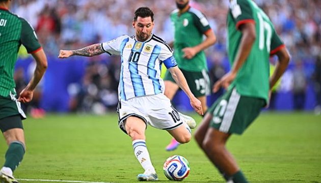 Siêu phẩm của Messi đánh gục Luca Zidane. (Ảnh: Getty Images)