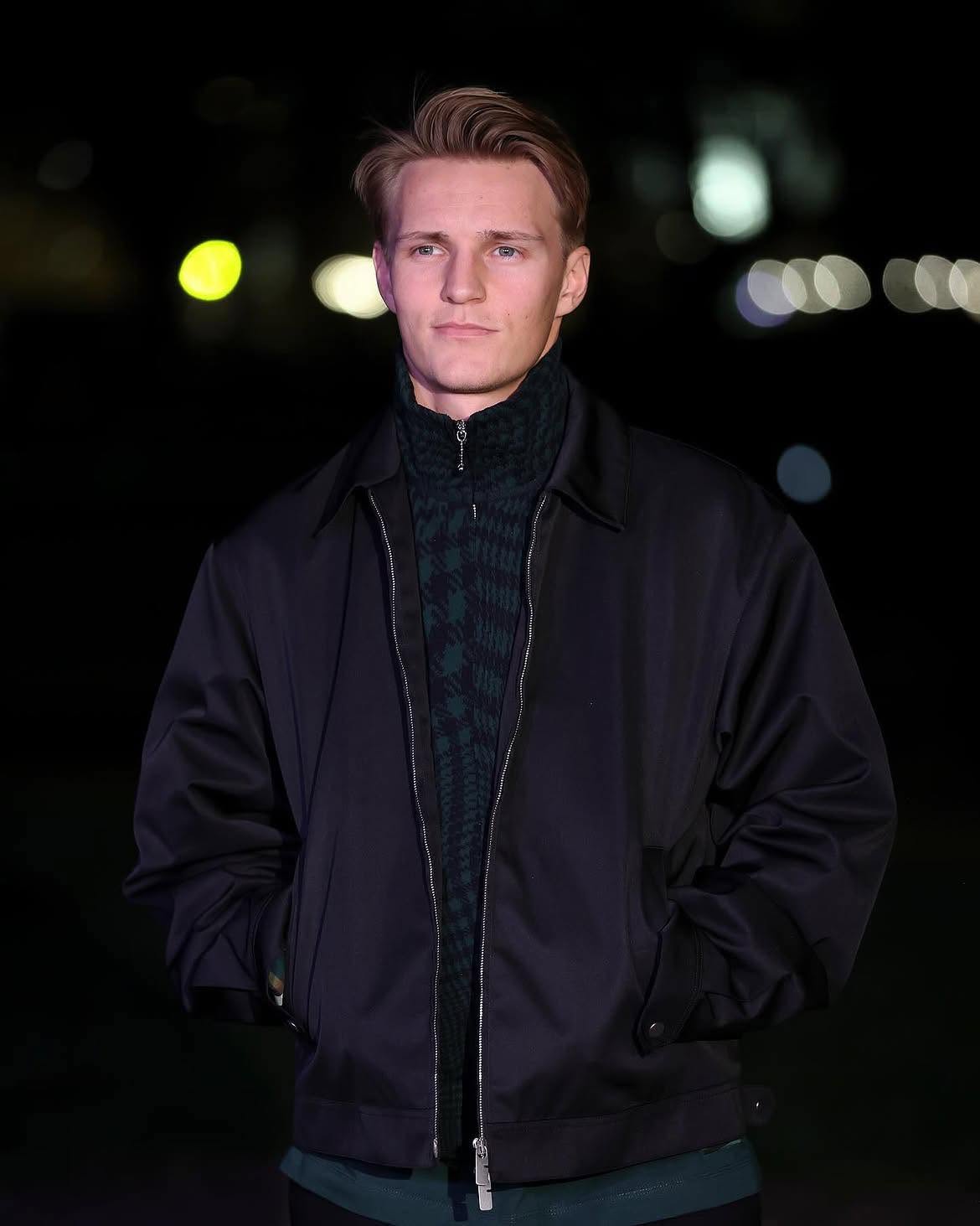Phom dáng thẳng tạo nên vẻ lịch lãm Bắc Âu. Ảnh: Odegaard Instagram.