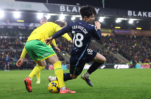 Yang Min-hyeok thi đấu trong màu áo Coventry theo dạng cho mượn từ Tottenham. Ảnh: Getty Images.
