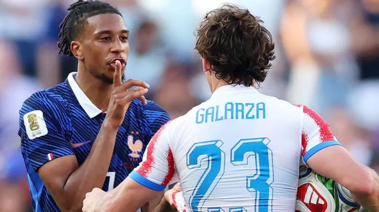 Olise đã phải nhận thẻ vàng trong cuộc đấu căng thẳng với Paraguay. Ảnh: Getty Images.