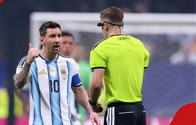 Messi trao đổi với trọng tài ở World Cup 2026. Ảnh: Getty.