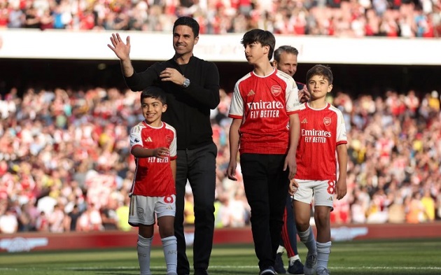 Gabriel Arteta (quần đen) có thể sẽ được đôn lên đội một trong tương lai. Ảnh: Getty.
