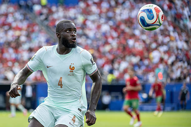 Dayot Upamecano (7.4): Lẽ ra anh đã có thể làm tốt hơn với pha đánh đầu nguy hiểm ở đầu trận. Tình huống phá bóng của hậu vệ thuộc biên chế Bayern Munich vô tình đưa bóng đi vọt xà ngang khung thành đội nhà. Ảnh: Getty Images

William Saliba (7.4): Anh vẫn duy trì được sự điềm tĩnh thường thấy và thực hiện nhiều đường chuyền chính xác. Đây không phải là một thử thách quá khó khăn đối với trung vệ này. Ảnh: Getty Images

Lucas Digne (7.6): Chủ động dâng cao tấn công mỗi khi có cơ hội và từng tung ra cú sút xa đưa bóng trúng xà ngang. Tuy nhiên, anh đã phải hoạt động rất vất vả để đối phó với sự lắt léo của Brahim Diaz. Ảnh: Getty Images

Adrien Rabiot (7.6): Anh luân chuyển bóng khá tốt và hoàn thành nhiệm vụ phòng ngự, nhưng lại gặp khó khăn trong việc tạo ra tầm ảnh hưởng lên mặt trận tấn công. Ảnh: Getty Images

Manu Kone (7.2): Anh thực hiện một vài pha can thiệp phòng ngự gọn gàng ngay từ đầu trận, mang đến một màn trình diễn vô cùng chắc chắn. Ảnh: Getty Images

Michael Olise (7.7): Anh thường xuyên là ngòi nổ mang lại tốc độ cho lối chơi của đội tuyển Pháp nhờ kỹ thuật khéo léo và khả năng di chuyển cực nhanh. Ảnh: Getty Images

Kylian Mbappe (7.6): Suýt chút nữa đã ghi bàn chỉ trong vòng 5 phút đầu trận. Dù thực hiện hỏng một quả phạt đền, nhưng đúng như kỳ vọng, anh đã chuộc lỗi bằng một pha dứt điểm tuyệt vời và một đường kiến tạo cho Ousmane Dembele. Ảnh: Getty Images

Ousmane Dembele (8.1): Chơi khá mờ nhạt trong một khoảng thời gian trước khi bất ngờ xuất hiện ở vị trí trung tâm, bứt tốc lao lên và dứt điểm hiểm hóc ấn định chiến thắng chung cuộc cho tuyển Pháp. Ảnh: Getty Images


Desire Doue (7.4): Một pha đột phá ấn tượng suýt chút nữa đã chuyển hóa thành bàn thắng. Chính sự kiên trì của anh tạo điều kiện để Kylian Mbappe có được pha kiến tạo sau đó. Ảnh: Getty Images

Chấm điểm tuyển Pháp. Ảnh: Bongda.com.vn.