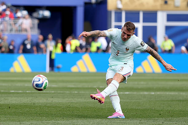 Lucas Digne (7.6): Chủ động dâng cao tấn công mỗi khi có cơ hội và từng tung ra cú sút xa đưa bóng trúng xà ngang. Tuy nhiên, anh đã phải hoạt động rất vất vả để đối phó với sự lắt léo của Brahim Diaz. Ảnh: Getty Images

Adrien Rabiot (7.6): Anh luân chuyển bóng khá tốt và hoàn thành nhiệm vụ phòng ngự, nhưng lại gặp khó khăn trong việc tạo ra tầm ảnh hưởng lên mặt trận tấn công. Ảnh: Getty Images

Manu Kone (7.2): Anh thực hiện một vài pha can thiệp phòng ngự gọn gàng ngay từ đầu trận, mang đến một màn trình diễn vô cùng chắc chắn. Ảnh: Getty Images

Michael Olise (7.7): Anh thường xuyên là ngòi nổ mang lại tốc độ cho lối chơi của đội tuyển Pháp nhờ kỹ thuật khéo léo và khả năng di chuyển cực nhanh. Ảnh: Getty Images

Kylian Mbappe (7.6): Suýt chút nữa đã ghi bàn chỉ trong vòng 5 phút đầu trận. Dù thực hiện hỏng một quả phạt đền, nhưng đúng như kỳ vọng, anh đã chuộc lỗi bằng một pha dứt điểm tuyệt vời và một đường kiến tạo cho Ousmane Dembele. Ảnh: Getty Images

Ousmane Dembele (8.1): Chơi khá mờ nhạt trong một khoảng thời gian trước khi bất ngờ xuất hiện ở vị trí trung tâm, bứt tốc lao lên và dứt điểm hiểm hóc ấn định chiến thắng chung cuộc cho tuyển Pháp. Ảnh: Getty Images


Desire Doue (7.4): Một pha đột phá ấn tượng suýt chút nữa đã chuyển hóa thành bàn thắng. Chính sự kiên trì của anh tạo điều kiện để Kylian Mbappe có được pha kiến tạo sau đó. Ảnh: Getty Images

Chấm điểm tuyển Pháp. Ảnh: Bongda.com.vn.