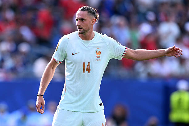 Adrien Rabiot (7.6): Anh luân chuyển bóng khá tốt và hoàn thành nhiệm vụ phòng ngự, nhưng lại gặp khó khăn trong việc tạo ra tầm ảnh hưởng lên mặt trận tấn công. Ảnh: Getty Images

Manu Kone (7.2): Anh thực hiện một vài pha can thiệp phòng ngự gọn gàng ngay từ đầu trận, mang đến một màn trình diễn vô cùng chắc chắn. Ảnh: Getty Images

Michael Olise (7.7): Anh thường xuyên là ngòi nổ mang lại tốc độ cho lối chơi của đội tuyển Pháp nhờ kỹ thuật khéo léo và khả năng di chuyển cực nhanh. Ảnh: Getty Images

Kylian Mbappe (7.6): Suýt chút nữa đã ghi bàn chỉ trong vòng 5 phút đầu trận. Dù thực hiện hỏng một quả phạt đền, nhưng đúng như kỳ vọng, anh đã chuộc lỗi bằng một pha dứt điểm tuyệt vời và một đường kiến tạo cho Ousmane Dembele. Ảnh: Getty Images

Ousmane Dembele (8.1): Chơi khá mờ nhạt trong một khoảng thời gian trước khi bất ngờ xuất hiện ở vị trí trung tâm, bứt tốc lao lên và dứt điểm hiểm hóc ấn định chiến thắng chung cuộc cho tuyển Pháp. Ảnh: Getty Images


Desire Doue (7.4): Một pha đột phá ấn tượng suýt chút nữa đã chuyển hóa thành bàn thắng. Chính sự kiên trì của anh tạo điều kiện để Kylian Mbappe có được pha kiến tạo sau đó. Ảnh: Getty Images

Chấm điểm tuyển Pháp. Ảnh: Bongda.com.vn.