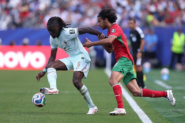 Manu Kone (7.2): Anh thực hiện một vài pha can thiệp phòng ngự gọn gàng ngay từ đầu trận, mang đến một màn trình diễn vô cùng chắc chắn. Ảnh: Getty Images

Michael Olise (7.7): Anh thường xuyên là ngòi nổ mang lại tốc độ cho lối chơi của đội tuyển Pháp nhờ kỹ thuật khéo léo và khả năng di chuyển cực nhanh. Ảnh: Getty Images

Kylian Mbappe (7.6): Suýt chút nữa đã ghi bàn chỉ trong vòng 5 phút đầu trận. Dù thực hiện hỏng một quả phạt đền, nhưng đúng như kỳ vọng, anh đã chuộc lỗi bằng một pha dứt điểm tuyệt vời và một đường kiến tạo cho Ousmane Dembele. Ảnh: Getty Images

Ousmane Dembele (8.1): Chơi khá mờ nhạt trong một khoảng thời gian trước khi bất ngờ xuất hiện ở vị trí trung tâm, bứt tốc lao lên và dứt điểm hiểm hóc ấn định chiến thắng chung cuộc cho tuyển Pháp. Ảnh: Getty Images


Desire Doue (7.4): Một pha đột phá ấn tượng suýt chút nữa đã chuyển hóa thành bàn thắng. Chính sự kiên trì của anh tạo điều kiện để Kylian Mbappe có được pha kiến tạo sau đó. Ảnh: Getty Images

Chấm điểm tuyển Pháp. Ảnh: Bongda.com.vn.
