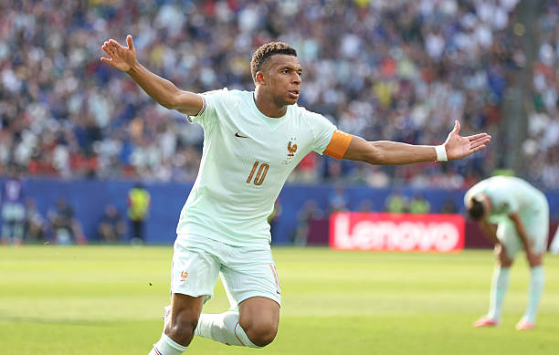 Kylian Mbappe (7.6): Suýt chút nữa đã ghi bàn chỉ trong vòng 5 phút đầu trận. Dù thực hiện hỏng một quả phạt đền, nhưng đúng như kỳ vọng, anh đã chuộc lỗi bằng một pha dứt điểm tuyệt vời và một đường kiến tạo cho Ousmane Dembele. Ảnh: Getty Images

Ousmane Dembele (8.1): Chơi khá mờ nhạt trong một khoảng thời gian trước khi bất ngờ xuất hiện ở vị trí trung tâm, bứt tốc lao lên và dứt điểm hiểm hóc ấn định chiến thắng chung cuộc cho tuyển Pháp. Ảnh: Getty Images


Desire Doue (7.4): Một pha đột phá ấn tượng suýt chút nữa đã chuyển hóa thành bàn thắng. Chính sự kiên trì của anh tạo điều kiện để Kylian Mbappe có được pha kiến tạo sau đó. Ảnh: Getty Images

Chấm điểm tuyển Pháp. Ảnh: Bongda.com.vn.