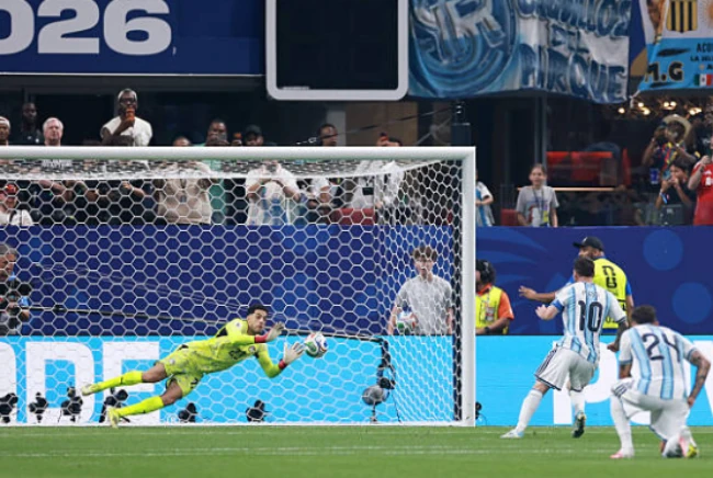 Messi kém duyên trước chấm 11m. Ảnh: Getty Images.