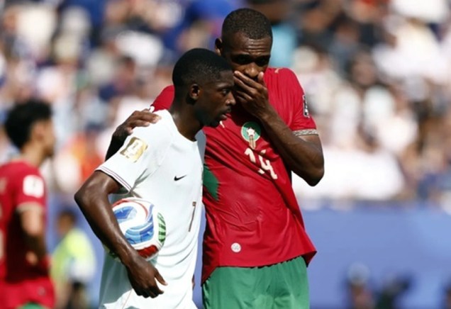 Diop che miệng trao đổi ôn hoà với Dembele. Ảnh: Getty Images.