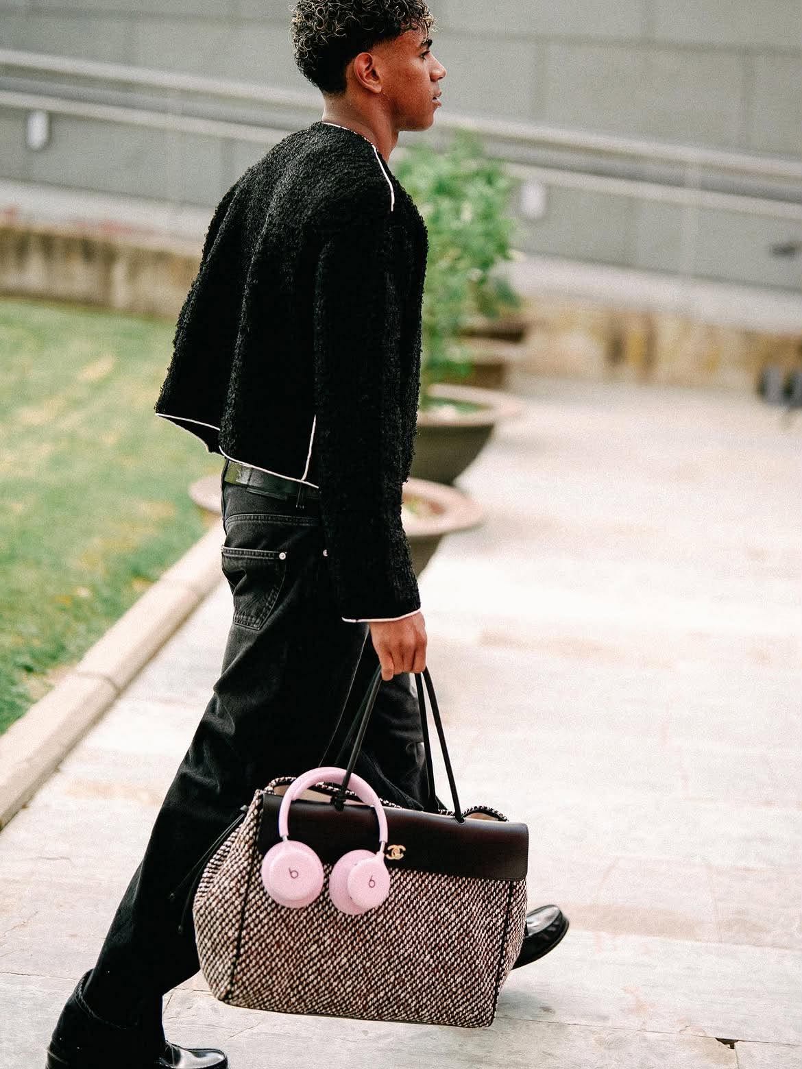 Hip-hop và streetwear hòa quyện trong phong cách đầy ngông nghênh. Ảnh: Yamal Instagram.