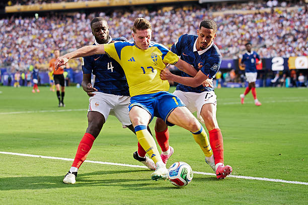 Dayot Upamecano và William Saliba mang đến một hàng phòng ngự chắc chắn. Ảnh: Getty Images