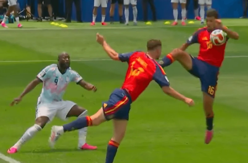 Tình huống Rodri để bóng chạm tay. Ảnh: The Athletic.