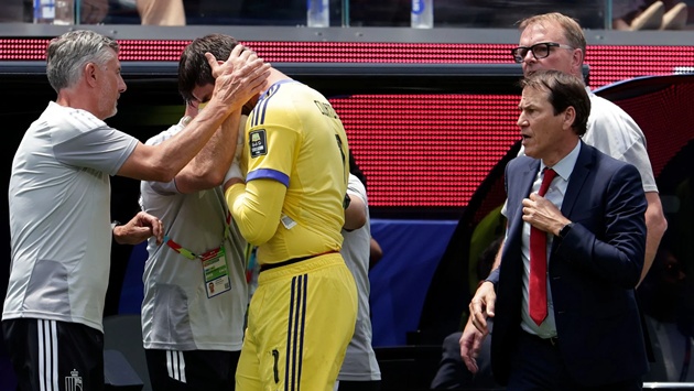 Courtois không thể hoàn thành trận đấu gặp Tây Ban Nha. (Getty Images)