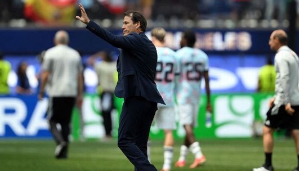 Huấn luyện viên Rudi Garcia vẫy tay chào người hâm mộ sau khi đội của ông bị loại khỏi World Cup. Ảnh: Getty Images.
