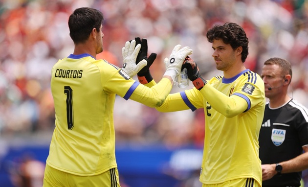 Courtois động viên Lammens sau thất bại trước Tây Ban Nha. (Getty Images)