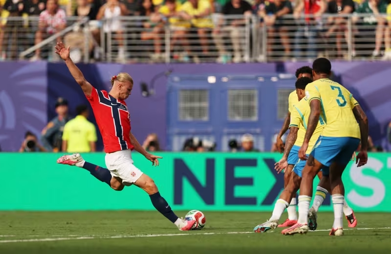 Erling Haaland là một sát thủ nguy hiểm trước khung thành đối phương. Ảnh: FIFA.com.