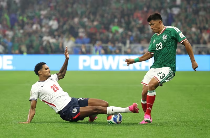 Jarell Quansah nhận thẻ đỏ sau pha vào bóng với Jesus Gallardo. Ảnh: FIFA.com.