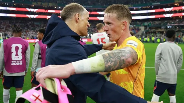 Tuchel chúc mừng Pickford sau trận đấu. (Ảnh: Getty Images)