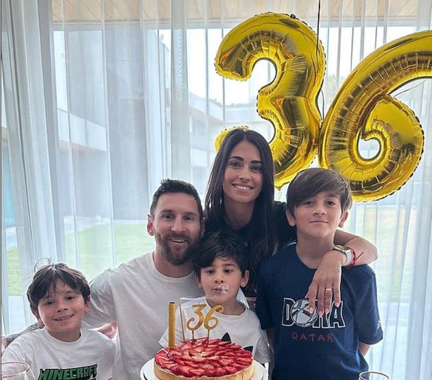 Messi bên cạnh gia đình nhỏ. Ảnh: Daily Mail.