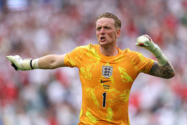 Jordan Pickford (7.1): Chỉ anh mới hiểu lý do tại sao bản thân lại rụt tay trong quả tạt của Schjelderup, khiến bóng bay thẳng vào lưới. Sai lầm này dường như đã gây áp lực tâm lý, khiến khả năng bắt dính bóng của thủ môn thuộc biên chế Everton trở thành vấn đề thực sự trong hiệp hai. Ảnh: Getty Images

Ezri Konsa (6.7): Hậu vệ này có một vài pha cứu thua tốt ở đầu hiệp một, nhưng lại đứng quá xa Schjelderup trong tình huống dẫn đến bàn mở tỷ số. Không quá bất ngờ khi anh gần như không đóng góp gì cho mặt trận tấn công từ hành lang phải, bù lại anh đã có pha phá bóng quyết định khi Berge áp sát khung thành ở hiệp hai. Ảnh: Getty Images

John Stones (6.6): Trở lại đội hình xuất phát lần đầu tiên kể từ trận mở màn, trung vệ thuộc biên chế Manchester City tỏ ra hơi thiếu sắc bén. Anh để mất bóng nhiều lần, suýt tạo điều kiện cho Na Uy ghi bàn. Tuy nhiên, Stones cũng kịp bù đắp bằng một vài pha không chiến giải vây quan trọng. Ảnh: Getty Images

Marc Guehi (6.7): Anh đã xử lý khá tốt thử thách mang tên Haaland nhờ lối chơi đầy sức mạnh. Đặc biệt, pha cản phá xuất sắc của Guehi trong hiệp phụ đã từ chối bàn thắng từ cú sút của Nusa. Ảnh: Getty Images

Nico O'Reilly (6.8): Cầu thủ trẻ này phối hợp ăn ý với Gordon bên cánh trái. Dù việc dâng cao hỗ trợ tuyến giữa đôi khi để lộ khoảng trống phía sau, anh vẫn kịp thời lùi về thực hiện những tình huống ngăn chặn kịp thời. Ảnh: Getty Images

Declan Rice (6.2): Phải vật lộn với bệnh tật trong quá trình chuẩn bị, Rice không thể duy trì nguồn năng lượng dồi dào thường thấy suốt hiệp thi đấu đầu tiên. Những quả đá phạt của anh cũng thiếu đi sự hiệu quả trước khi bị thay ra trong hiệp hai. Ảnh: Getty Images

Elliot Anderson (6.9): Tiền vệ này phô diễn khả năng chuyền bóng tinh tế cùng tinh thần tranh chấp đầy năng nổ. Chính anh là người khởi xướng pha tấn công sắc nét dẫn đến bàn gỡ hòa của Bellingham. Ảnh: Getty Images

Jude Bellingham (7.6): Đẳng cấp của một siêu sao thực thụ. Bàn thắng đầu tiên đã khái quát trọn vẹn màn trình diễn mà Bellingham hoàn toàn làm chủ mọi không gian, bao gồm cả những pha xử lý bóng thoát pressing khéo léo. Anh còn cho thấy sự nhạy bén khi trừng phạt sai lầm của Nyland để đưa "Tam sư" vươn lên dẫn trước. Ảnh: Getty Images

Noni Madueke (6.1): Dù sở hữu một số cơ hội thuận lợi, Madueke lại không thể tận dụng thành công khi những đường chuyền cuối cùng thường xuyên thiếu đi độ chuẩn xác cần thiết. Ảnh: Getty Images

Anthony Gordon (7.2): Anh thể hiện nhãn quan tuyệt vời với đường kiến tạo cho Bellingham và luôn là mối đe dọa thường trực mỗi khi có bóng đột phá. Việc Gordon bị rút ra nghỉ ở giữa hiệp hai là một quyết định khá bất ngờ của ban huấn luyện. Ảnh: Getty Images

Harry Kane (6.7): Đội trưởng tuyển Anh để mất bóng quá dễ dàng, tạo điều kiện cho đối thủ phản công dẫn đến bàn thua đầu tiên. Bên cạnh đó, khả năng dứt điểm của anh trong trận này cũng không đạt phong độ sắc lẹm như thường lệ. Ảnh: Getty Images

Chấm điểm tuyển Anh. Ảnh: Bongda.com.vn