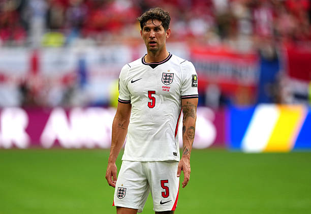 John Stones (6.6): Trở lại đội hình xuất phát lần đầu tiên kể từ trận mở màn, trung vệ thuộc biên chế Manchester City tỏ ra hơi thiếu sắc bén. Anh để mất bóng nhiều lần, suýt tạo điều kiện cho Na Uy ghi bàn. Tuy nhiên, Stones cũng kịp bù đắp bằng một vài pha không chiến giải vây quan trọng. Ảnh: Getty Images

Marc Guehi (6.7): Anh đã xử lý khá tốt thử thách mang tên Haaland nhờ lối chơi đầy sức mạnh. Đặc biệt, pha cản phá xuất sắc của Guehi trong hiệp phụ đã từ chối bàn thắng từ cú sút của Nusa. Ảnh: Getty Images

Nico O'Reilly (6.8): Cầu thủ trẻ này phối hợp ăn ý với Gordon bên cánh trái. Dù việc dâng cao hỗ trợ tuyến giữa đôi khi để lộ khoảng trống phía sau, anh vẫn kịp thời lùi về thực hiện những tình huống ngăn chặn kịp thời. Ảnh: Getty Images

Declan Rice (6.2): Phải vật lộn với bệnh tật trong quá trình chuẩn bị, Rice không thể duy trì nguồn năng lượng dồi dào thường thấy suốt hiệp thi đấu đầu tiên. Những quả đá phạt của anh cũng thiếu đi sự hiệu quả trước khi bị thay ra trong hiệp hai. Ảnh: Getty Images

Elliot Anderson (6.9): Tiền vệ này phô diễn khả năng chuyền bóng tinh tế cùng tinh thần tranh chấp đầy năng nổ. Chính anh là người khởi xướng pha tấn công sắc nét dẫn đến bàn gỡ hòa của Bellingham. Ảnh: Getty Images

Jude Bellingham (7.6): Đẳng cấp của một siêu sao thực thụ. Bàn thắng đầu tiên đã khái quát trọn vẹn màn trình diễn mà Bellingham hoàn toàn làm chủ mọi không gian, bao gồm cả những pha xử lý bóng thoát pressing khéo léo. Anh còn cho thấy sự nhạy bén khi trừng phạt sai lầm của Nyland để đưa "Tam sư" vươn lên dẫn trước. Ảnh: Getty Images

Noni Madueke (6.1): Dù sở hữu một số cơ hội thuận lợi, Madueke lại không thể tận dụng thành công khi những đường chuyền cuối cùng thường xuyên thiếu đi độ chuẩn xác cần thiết. Ảnh: Getty Images

Anthony Gordon (7.2): Anh thể hiện nhãn quan tuyệt vời với đường kiến tạo cho Bellingham và luôn là mối đe dọa thường trực mỗi khi có bóng đột phá. Việc Gordon bị rút ra nghỉ ở giữa hiệp hai là một quyết định khá bất ngờ của ban huấn luyện. Ảnh: Getty Images

Harry Kane (6.7): Đội trưởng tuyển Anh để mất bóng quá dễ dàng, tạo điều kiện cho đối thủ phản công dẫn đến bàn thua đầu tiên. Bên cạnh đó, khả năng dứt điểm của anh trong trận này cũng không đạt phong độ sắc lẹm như thường lệ. Ảnh: Getty Images

Chấm điểm tuyển Anh. Ảnh: Bongda.com.vn
