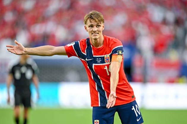 Martin Odegaard - 7 điểm: Nhạc trưởng của Na Uy đã làm tốt nhiệm vụ điều tiết nhịp độ ở những thời điểm đội nhà kiểm soát thế trận. Tuy nhiên, anh bế tắc trong việc tìm đường xuyên phá hàng thủ Anh và tỏ rõ sự đuối sức khi trận đấu phải kéo dài sang hiệp phụ. (Ảnh: Getty Images)