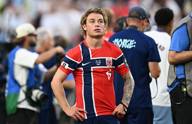 Patrick Berg - 6.9 điểm: Góp công không nhỏ giúp Na Uy giành quyền kiểm soát bóng trong những giai đoạn lấn lướt. Berg xử lý bóng an toàn, nhưng tương tự các đối tác tuyến giữa, anh thiếu đi sự sắc sảo và tính đột biến khi tiếp cận 1/3 cuối sân đối phương. (Ảnh: Getty Images)
