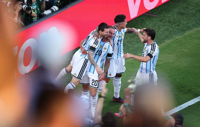Argentina ăn mừng bàn mở tỷ số. Ảnh: Pics H.