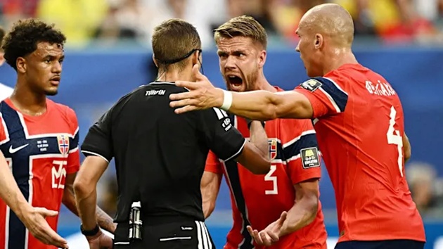 Các cầu thủ Na Uy phản đối bàn thắng của ĐT Anh. (Getty Images)