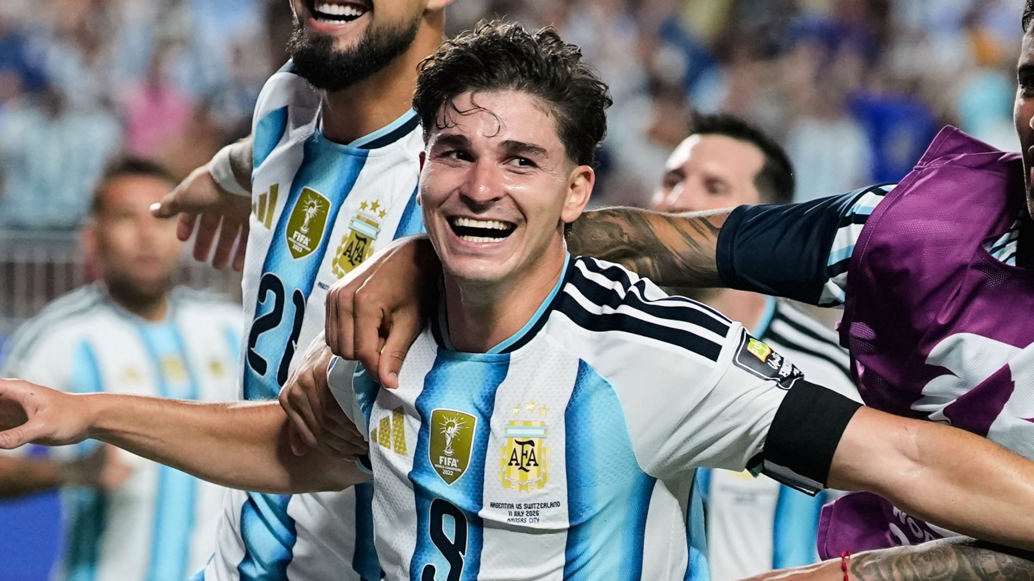Alvarez đã tạo nên bước ngoặt của trận đấu. Ảnh: Sky Sports.