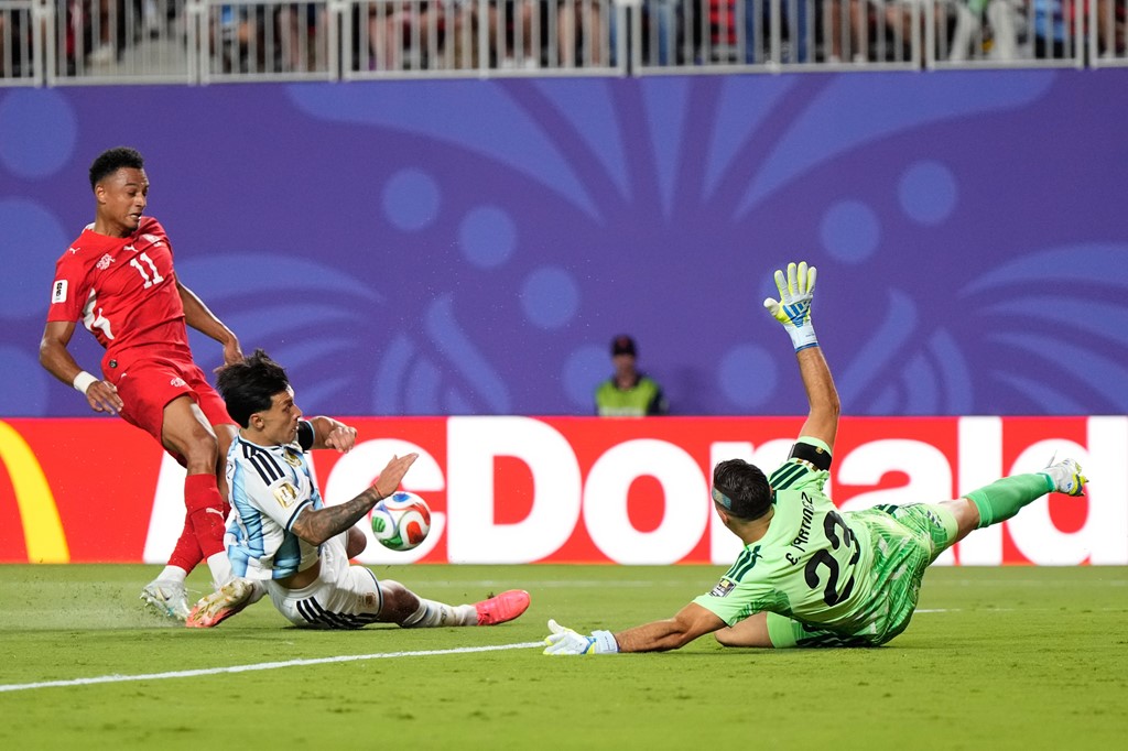 Thủ môn: Emiliano Martinez – 7,3 điểm. Sự tự tin và khả năng làm chủ vòng cấm của Martinez giúp hàng thủ Argentina đứng vững trong những thời điểm Thụy Sĩ gia tăng sức ép tột độ. Ảnh: Sky Sports.