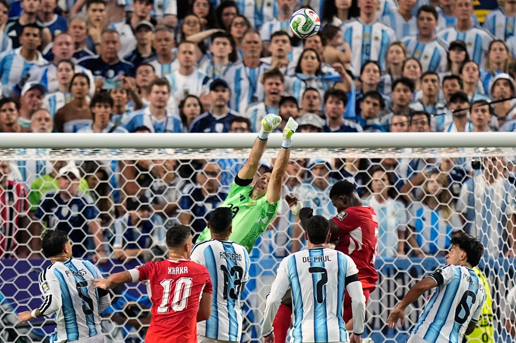 Trung vệ: Cristian Romero – 6,8 điểm. Sự hiện diện của anh giúp Argentina hóa giải nhiều quả tạt nguy hiểm từ đối phương. Ảnh: Sky Sports.
