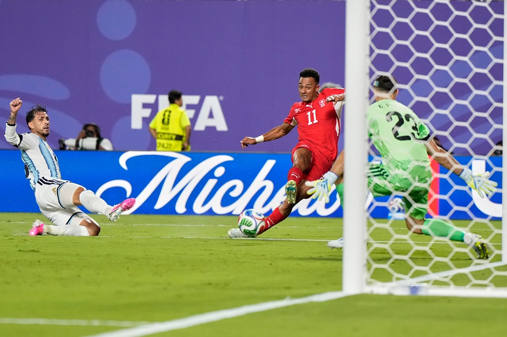 Tiền vệ trung tâm: Leandro Paredes – 6,7 điểm. Anh là tâm điểm của tình huống VAR tước thẻ vàng đầy kịch tính trong hiệp hai, giúp Argentina chơi hơn người. Ảnh: Sky Sports.