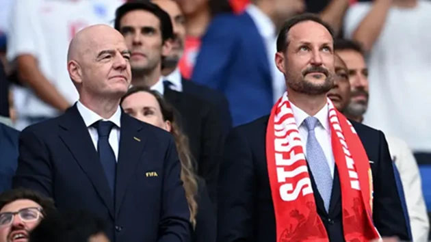 Ảnh bài viết Fan Anh nổi giận vì Chủ tịch FIFA ngồi cùng Thái tử Na Uy