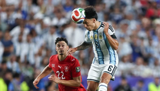 Martinez hóa chiến binh trước Thụy Sĩ. Ảnh: Getty Images.
