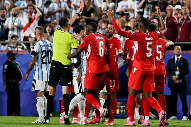 Ảnh bài viết Manuel Akanji tố trọng tài "thiên vị rõ rệt" Argentina