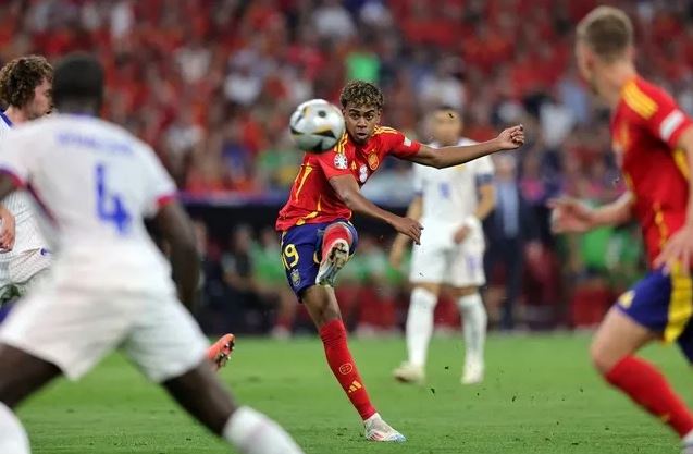 Yamal và siêu phẩm vào lưới Pháp ở EURO 2024. Ảnh: Getty Images.