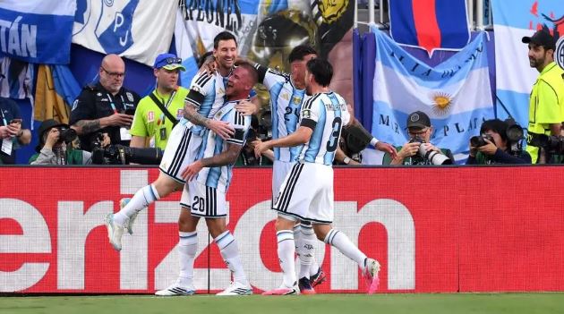 Messi vẫn là linh hồn trong lối chơi Argentina. Ảnh: Getty Images.