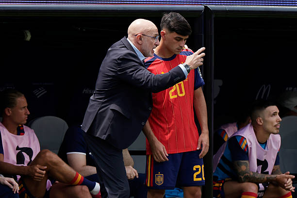 Ảnh bài viết De la Fuente giải thích lý do Pedri không thể đá như ở Barca