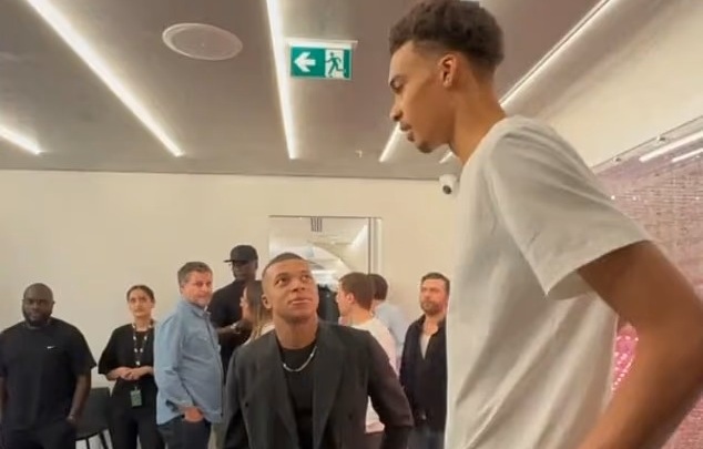 Ảnh bài viết Kylian Mbappe bị trêu chọc về chiều cao khi đứng cạnh sao NBA