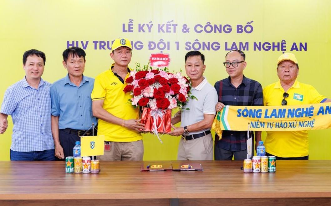 Ảnh bài viết SLNA chốt tương lai HLV Văn Sỹ Sơn bằng bản hợp đồng mới