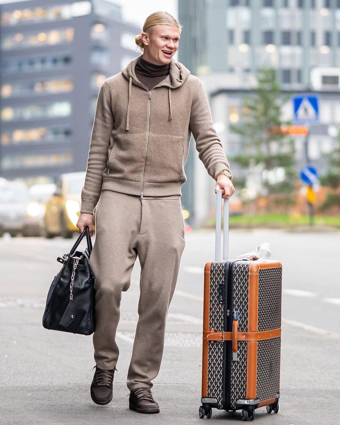 Phụ kiện xa xỉ nâng tầm phong cách đầy bản lĩnh. Ảnh: Erling Instagram.