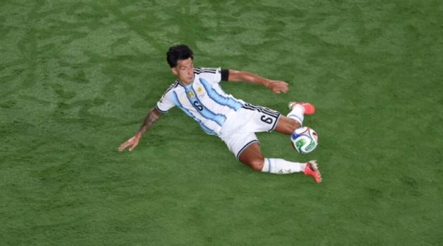 Martinez đầy bản lĩnh trong màu áo ĐTQG Argentina. Ảnh: Getty Images.